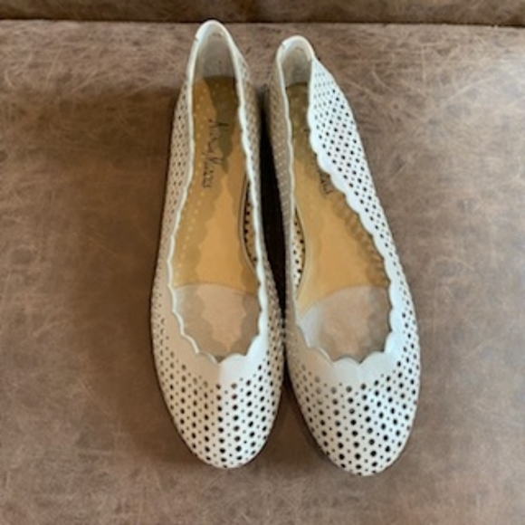 Neiman Marcus scalloped edge flats size 8M - Picture 8 of 14